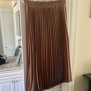 Gilli- champagne colored Pleated Skirt